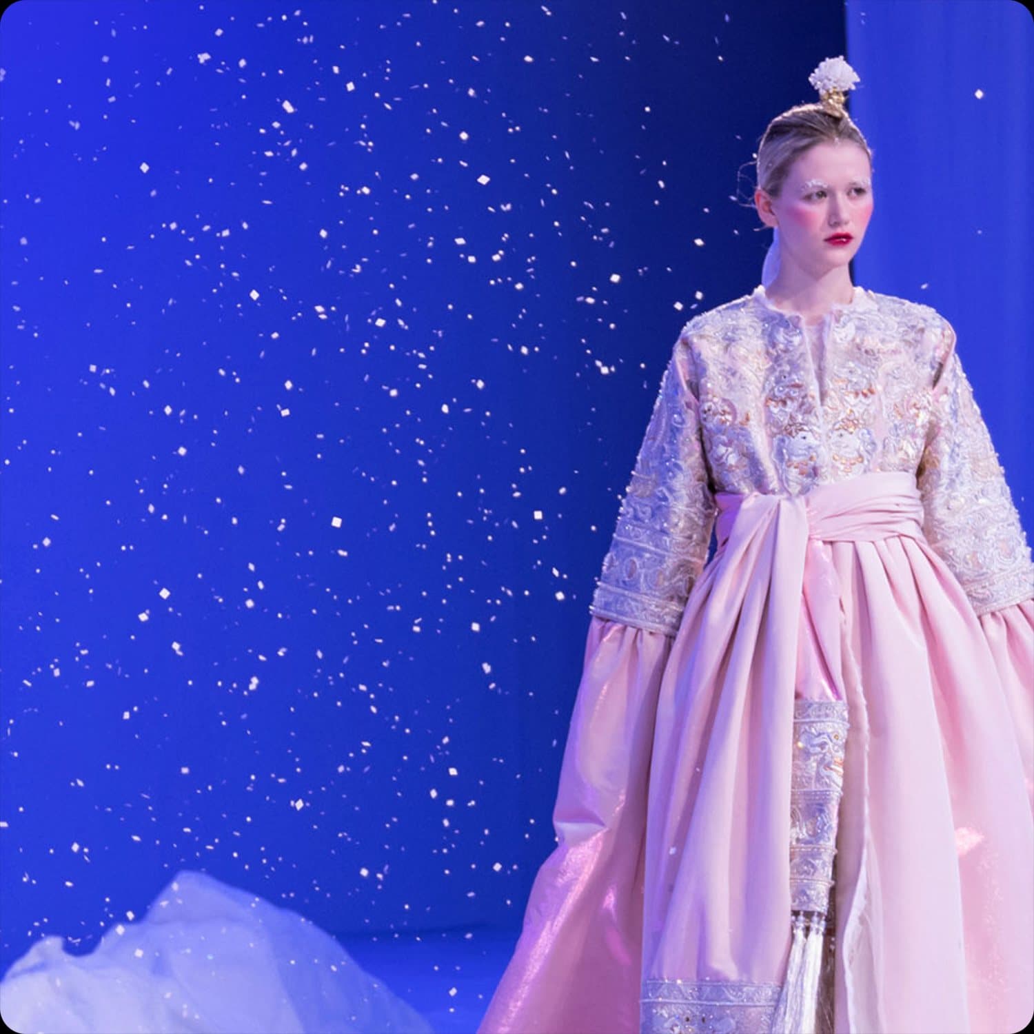 Guo Pei Haute Couture Frühling Sommer 2020 Paris Fashion Week. Sonderberichterstattung von RUNWAY MAGAZINE