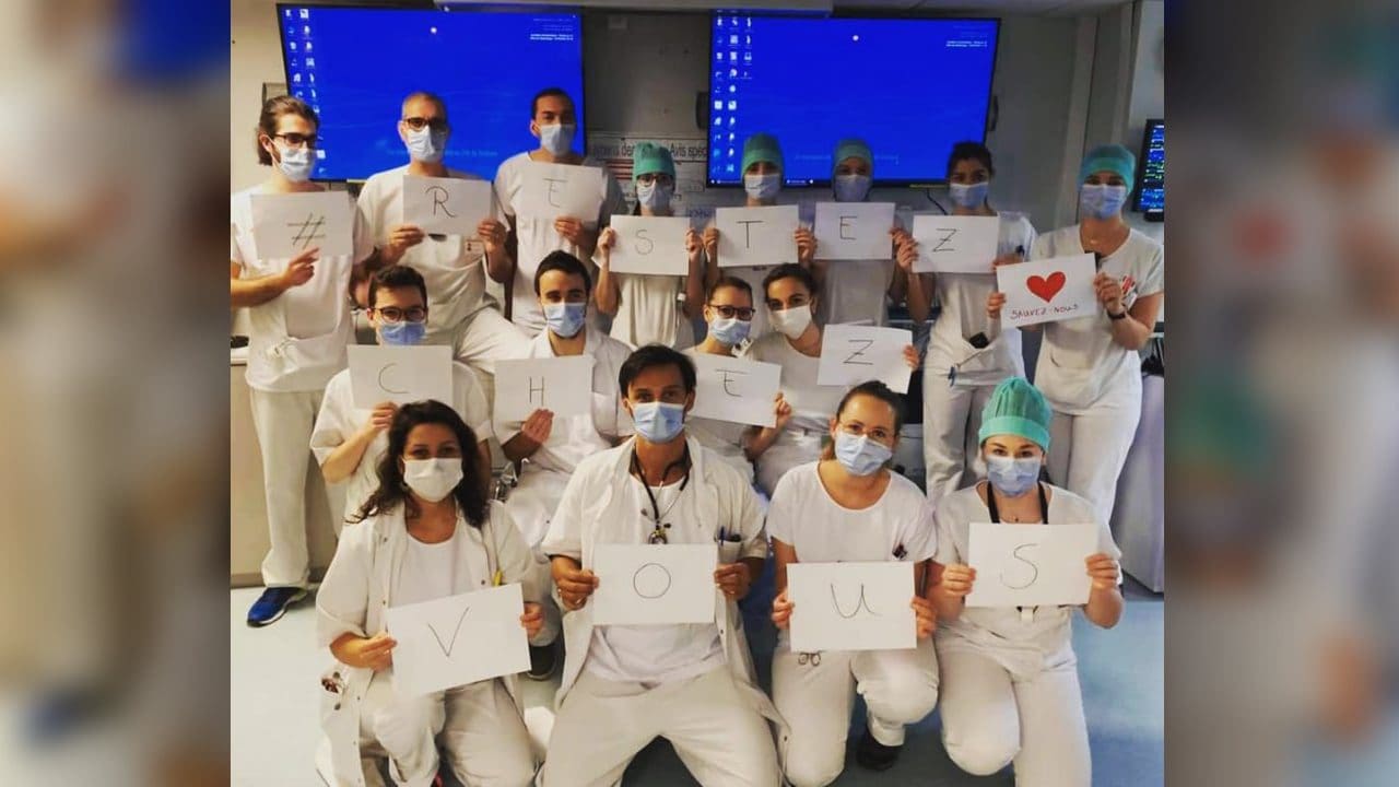 Médecinsetinfirmières-メッセージRESTEZCHEZVOUSAdresséaupublic«Jesuisrestéautravailpourvous。 Vousrestezàlamaisonpournous”