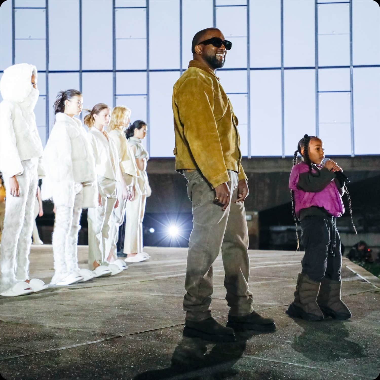 Kanye West en la presentación de Yeezy durante la Semana de la Moda de París por RUNWAY REVISTA