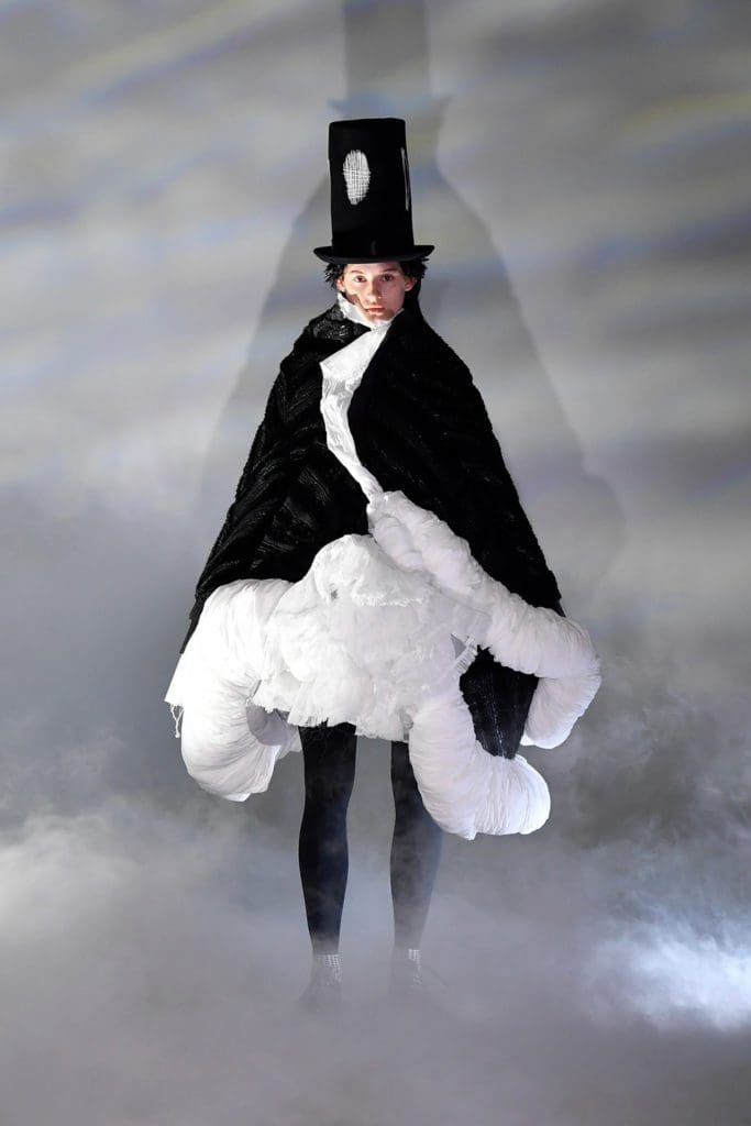 Comme desGarçons秋冬2021-2022通过 RUNWAY 杂志