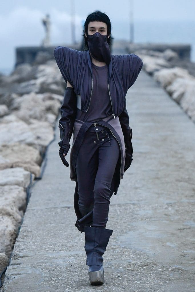 Rick Owens Outono Inverno 2021-2022 por RUNWAY MAGAZINE