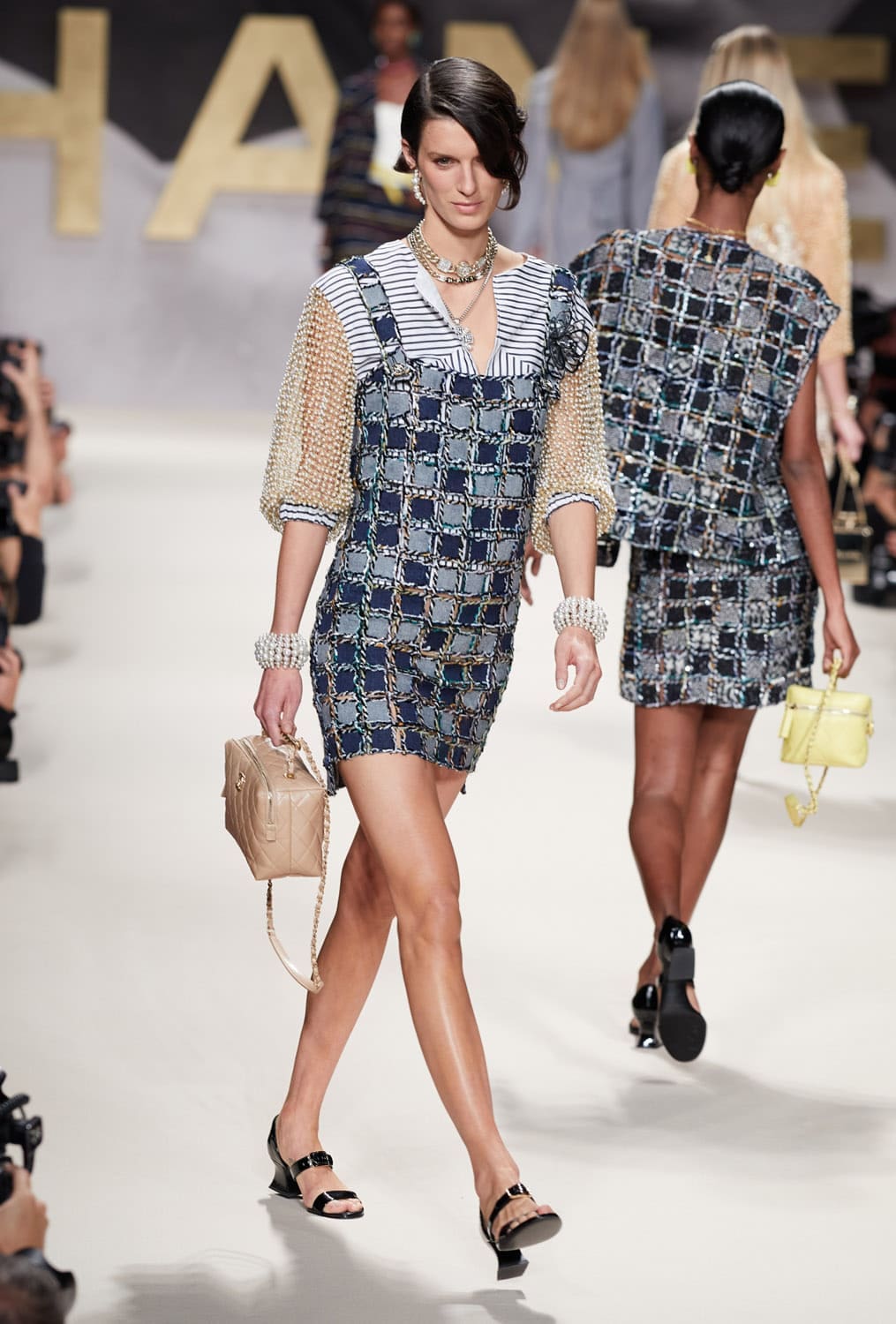 Chanel Prêt-à-porter printemps-été 2022 par RUNWAY MAGAZINE