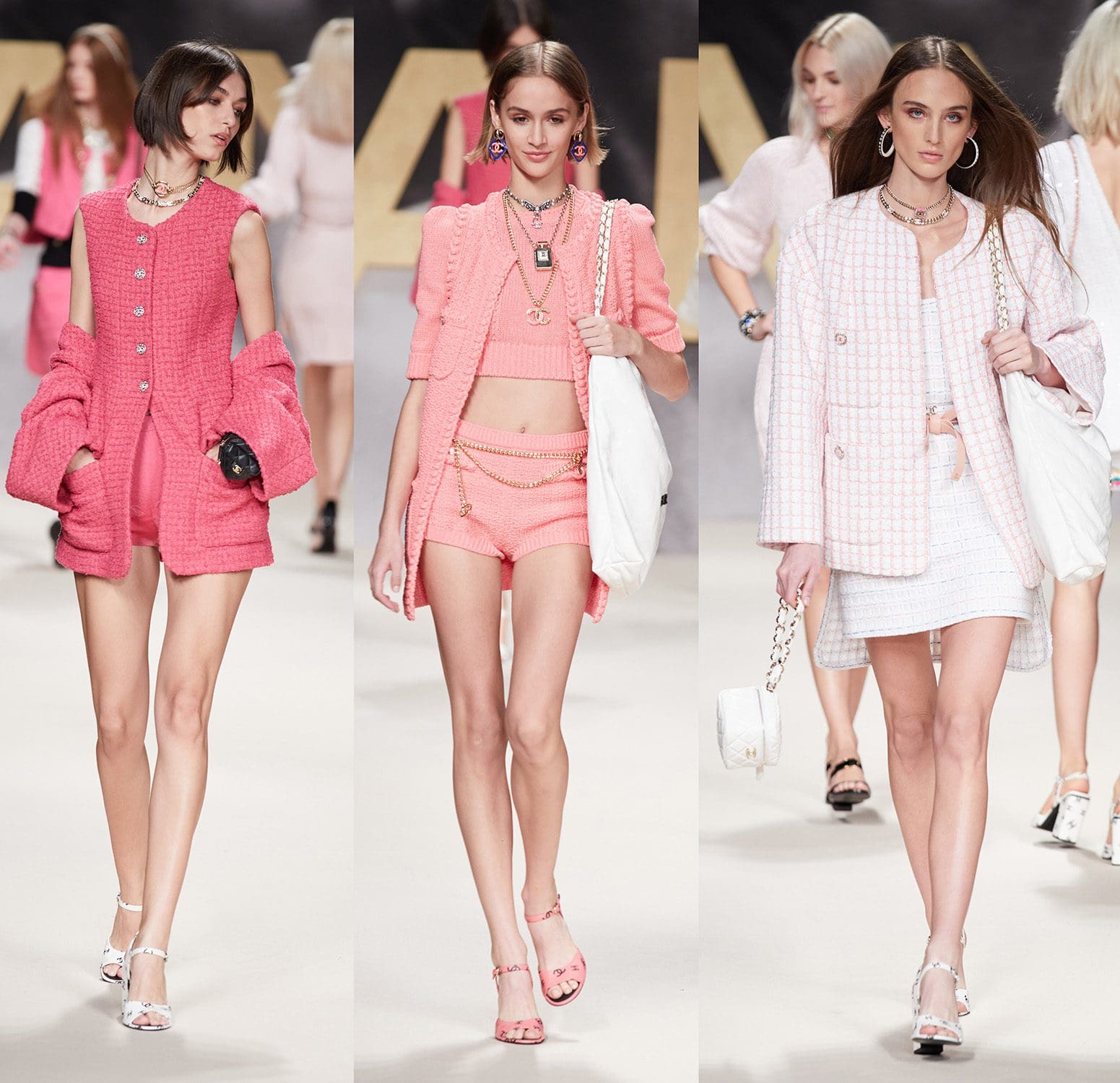 Rose dans Chanel printemps été 2022 RTW par RUNWAY MAGAZINE