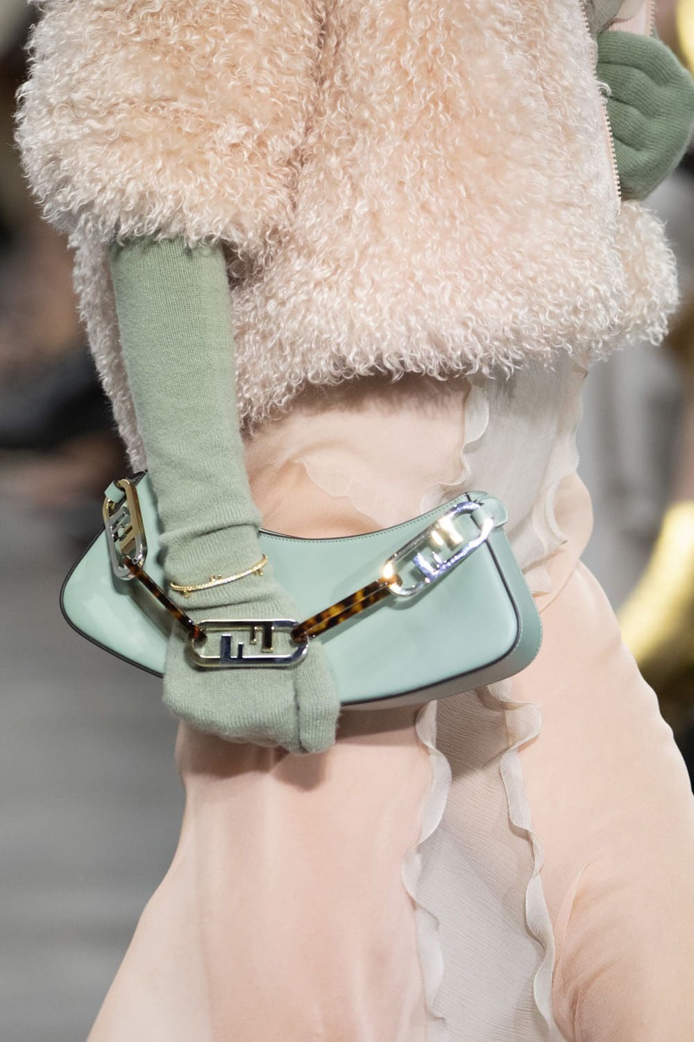 Fendi 2022-2023 秋冬特写细节配饰 Runway 杂志