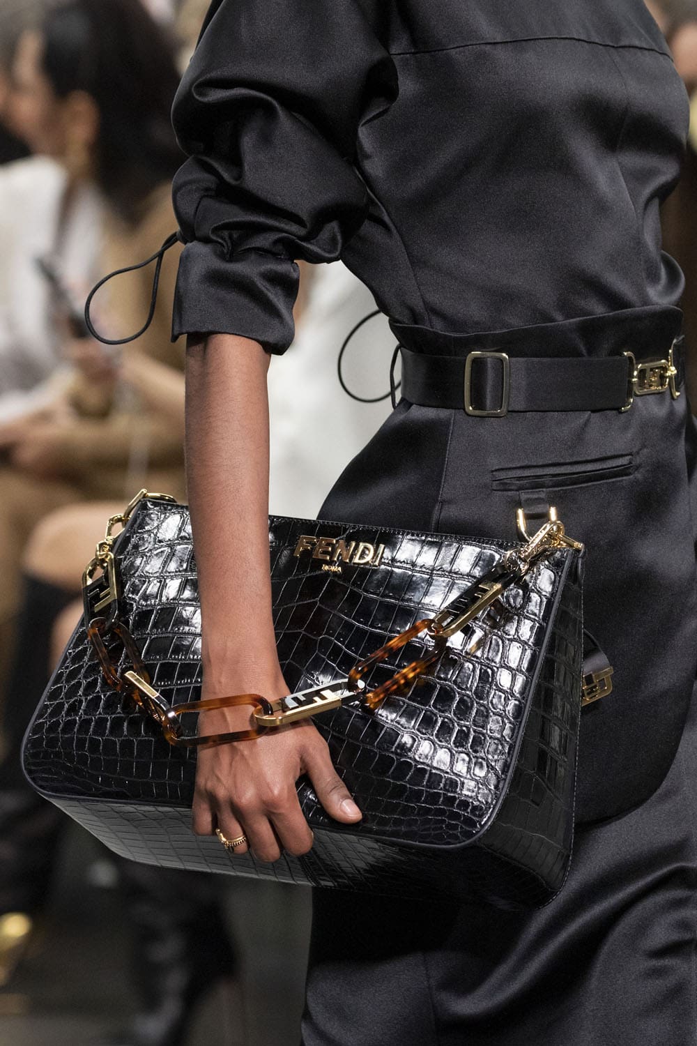 Fendi 2022-2023 秋冬特写细节配饰 Runway 杂志