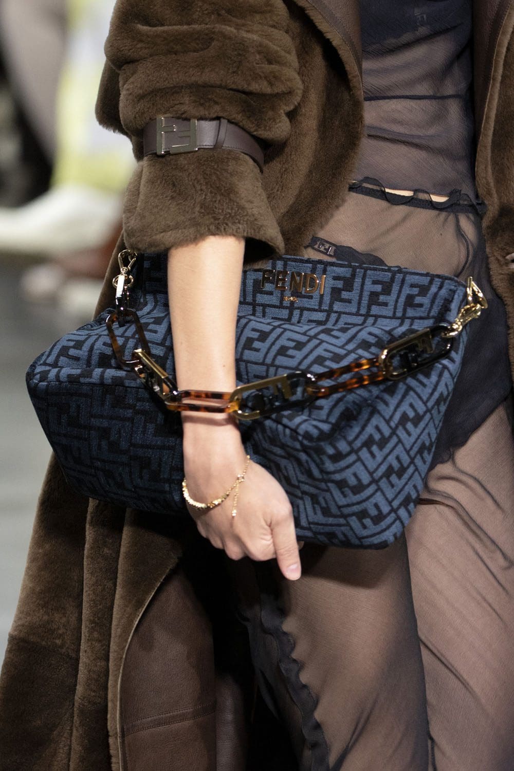 Fendi 2022-2023 秋冬特写细节配饰 Runway 杂志