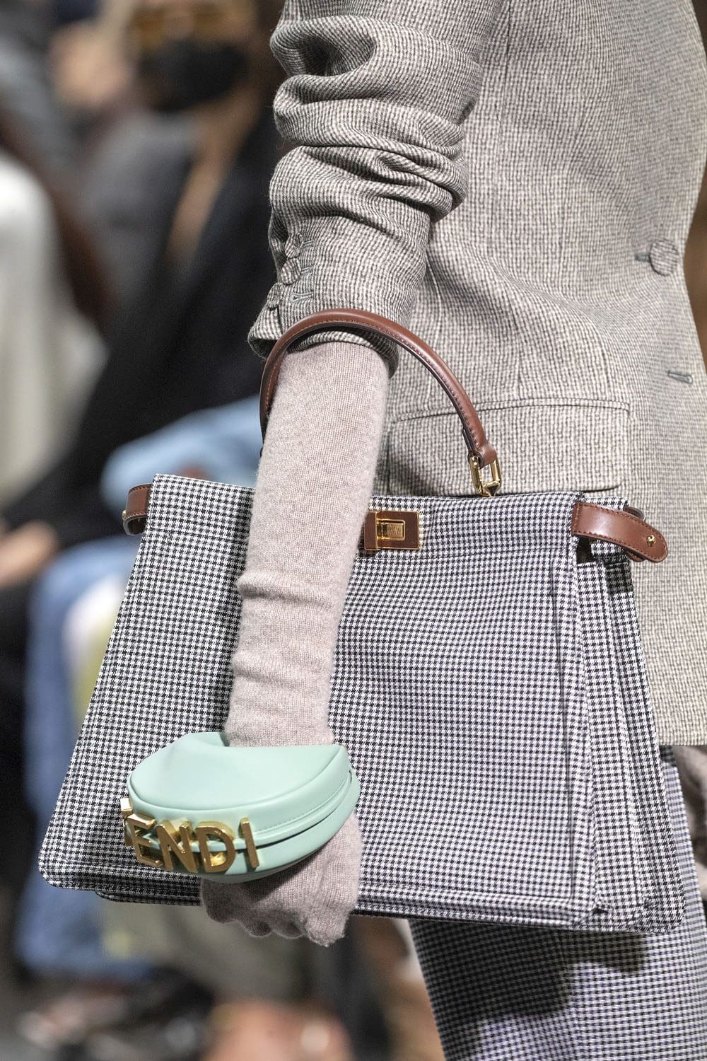 Fendi 2022-2023 秋冬特写细节配饰 Runway 杂志