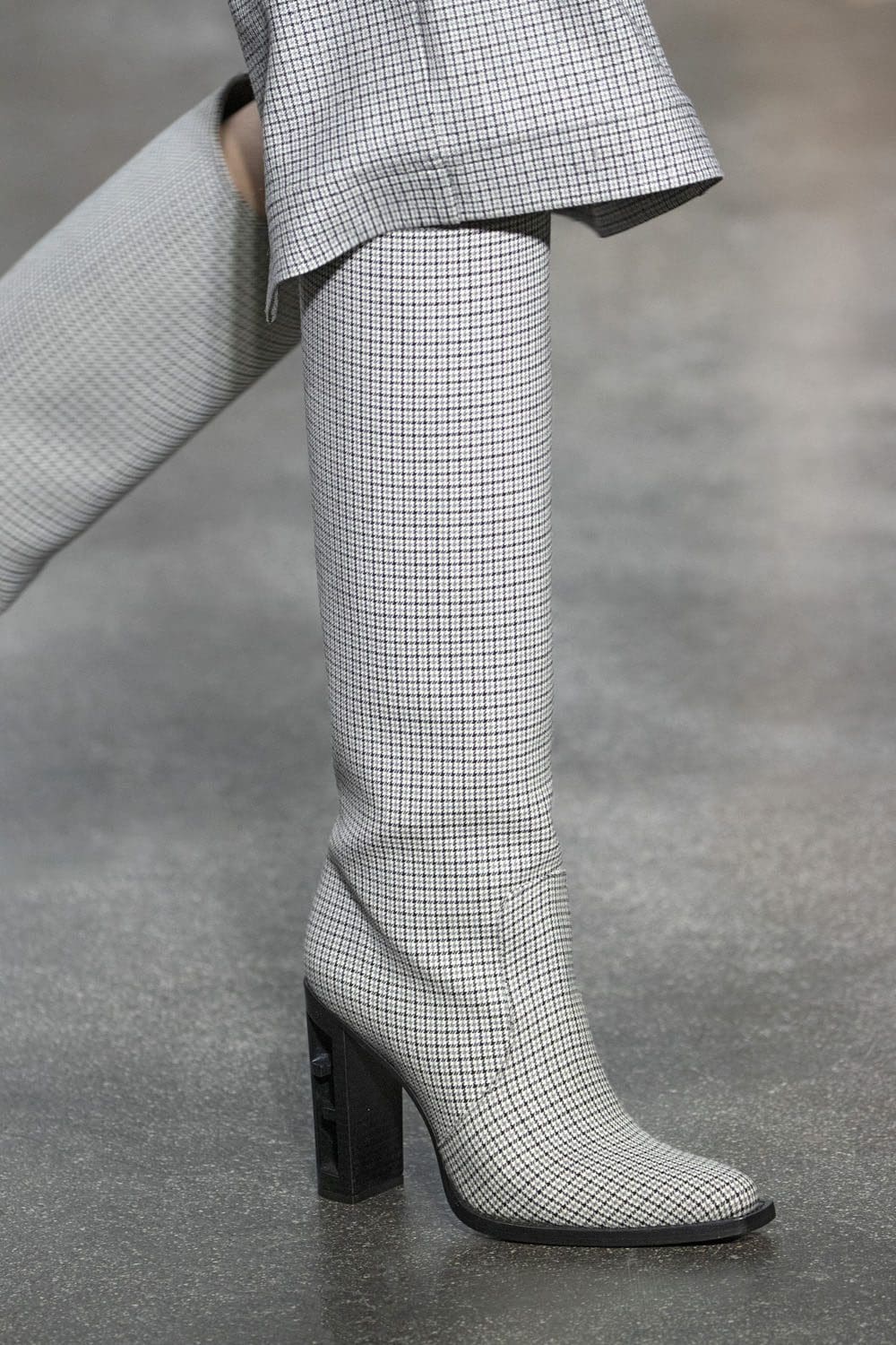 Fendi 2022-2023 秋冬特写细节配饰 Runway 杂志