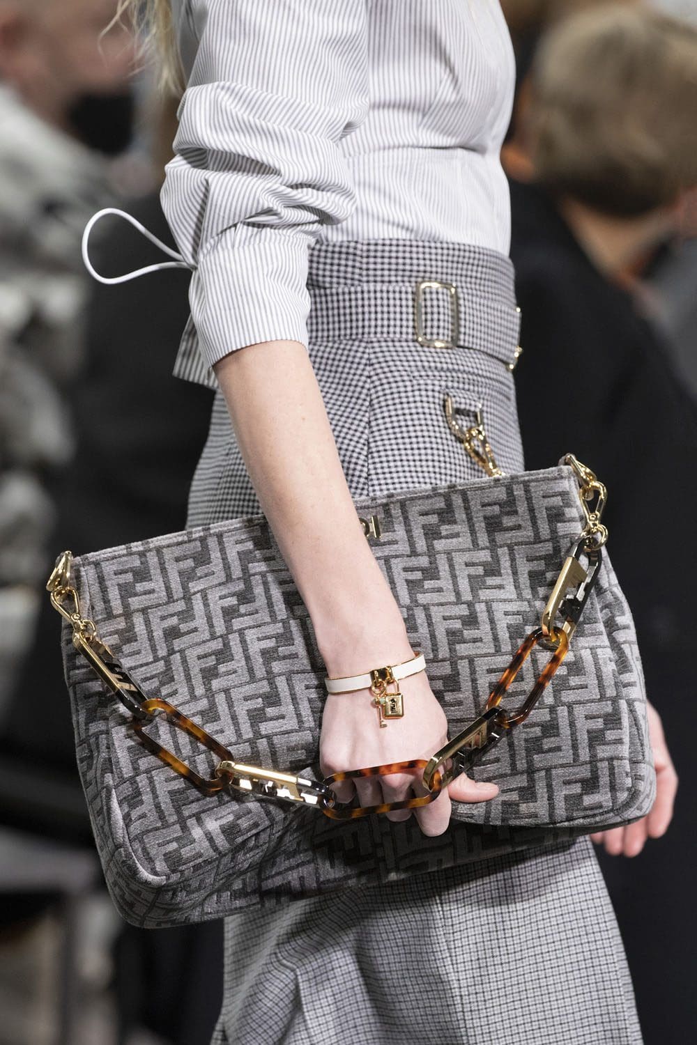 Fendi 2022-2023 秋冬特写细节配饰 Runway 杂志