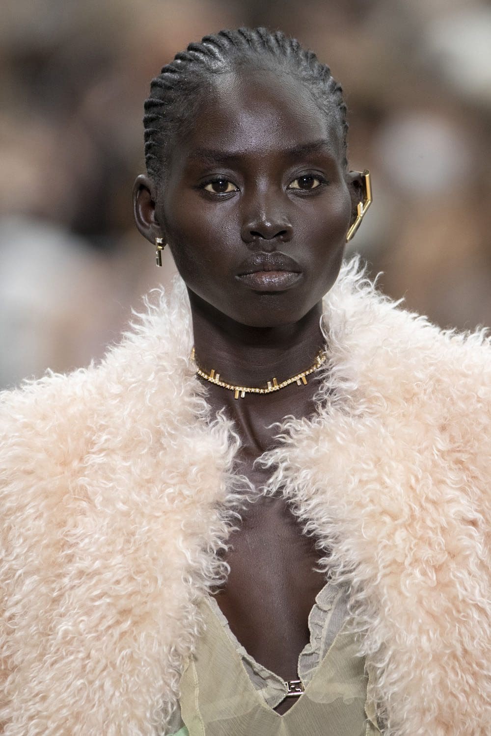 Fendi 2022-2023 秋冬特写细节配饰 Runway 杂志