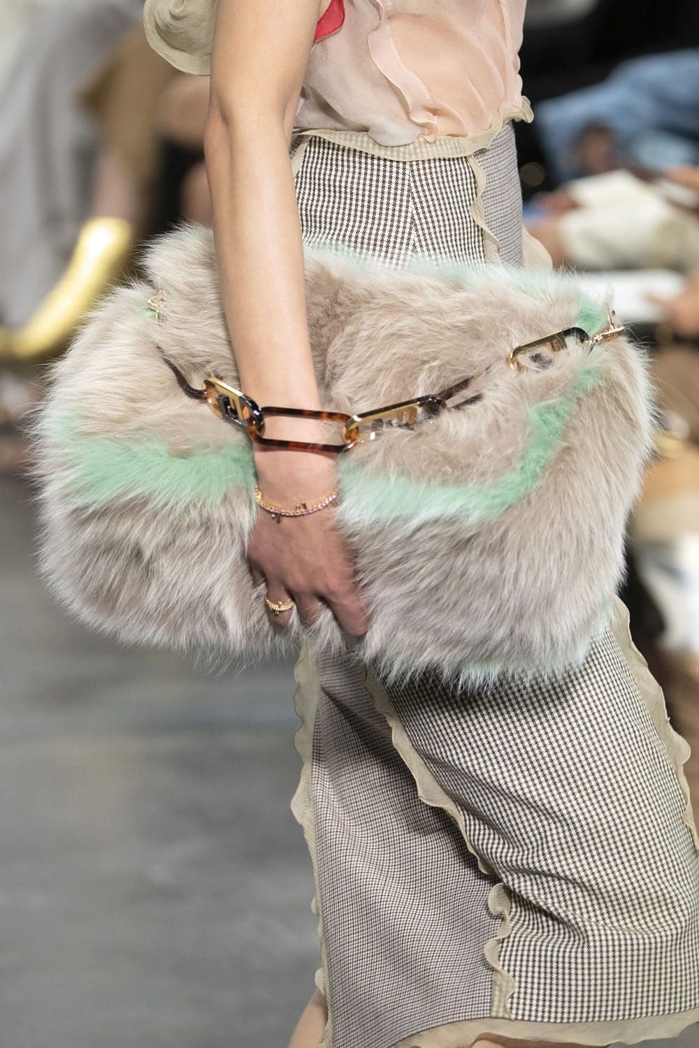 Fendi 2022-2023 秋冬特写细节配饰 Runway 杂志