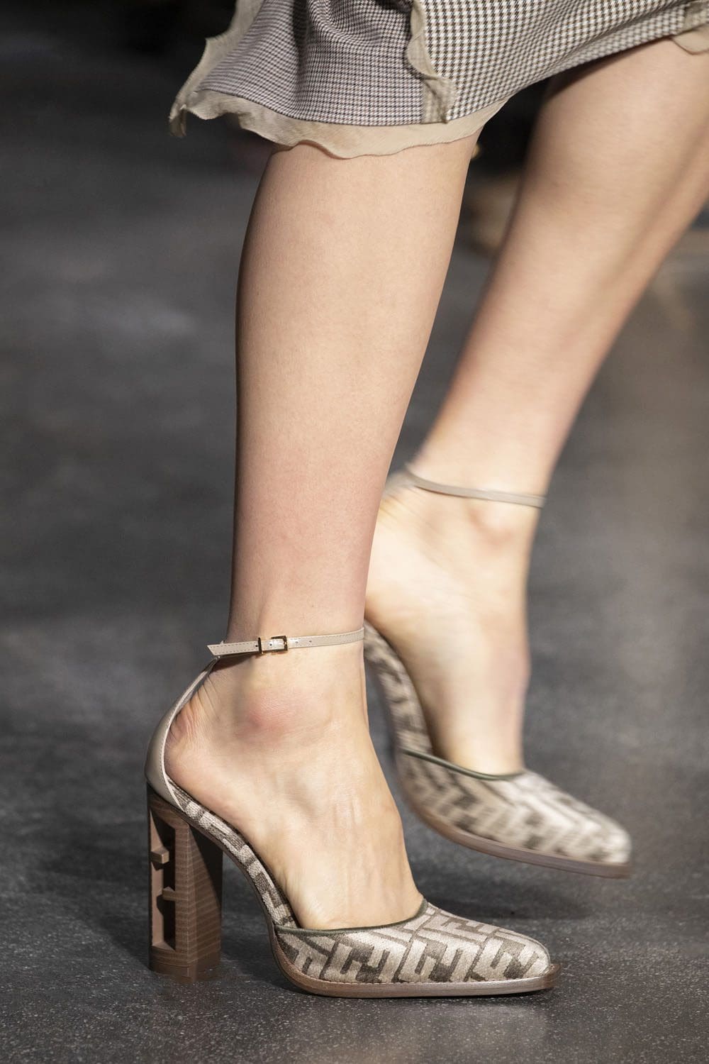 Fendi 2022-2023 秋冬特写细节配饰 Runway 杂志