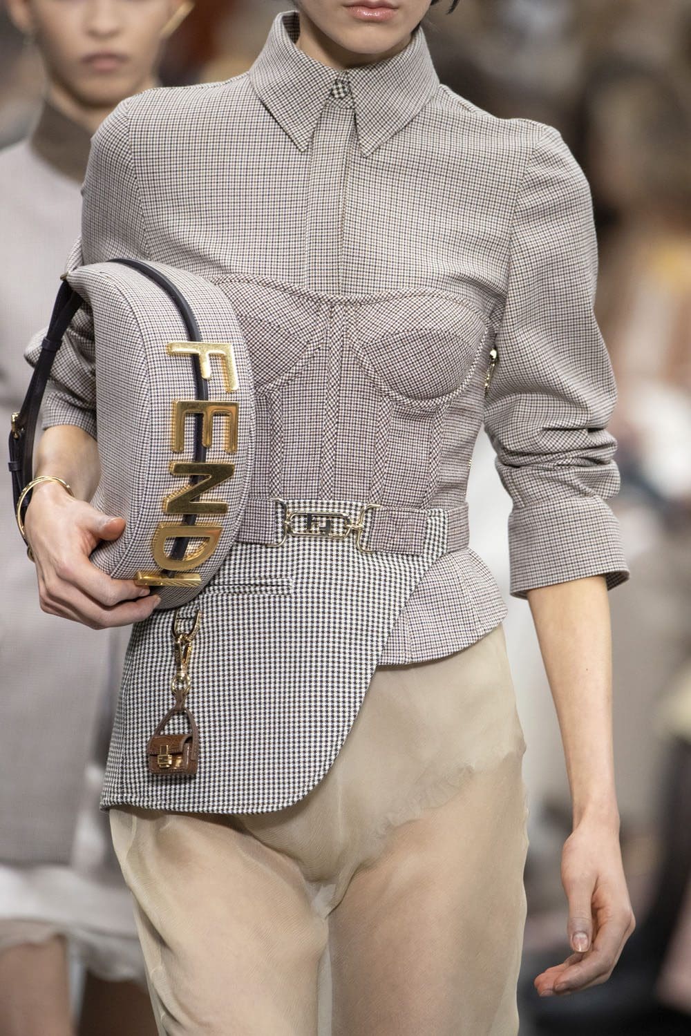 Fendi 2022-2023 秋冬特写细节配饰 Runway 杂志