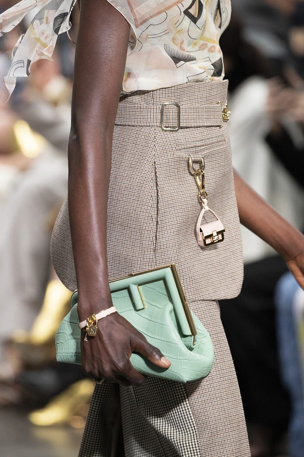 Fendi 2022-2023 秋冬特写细节配饰 Runway 杂志