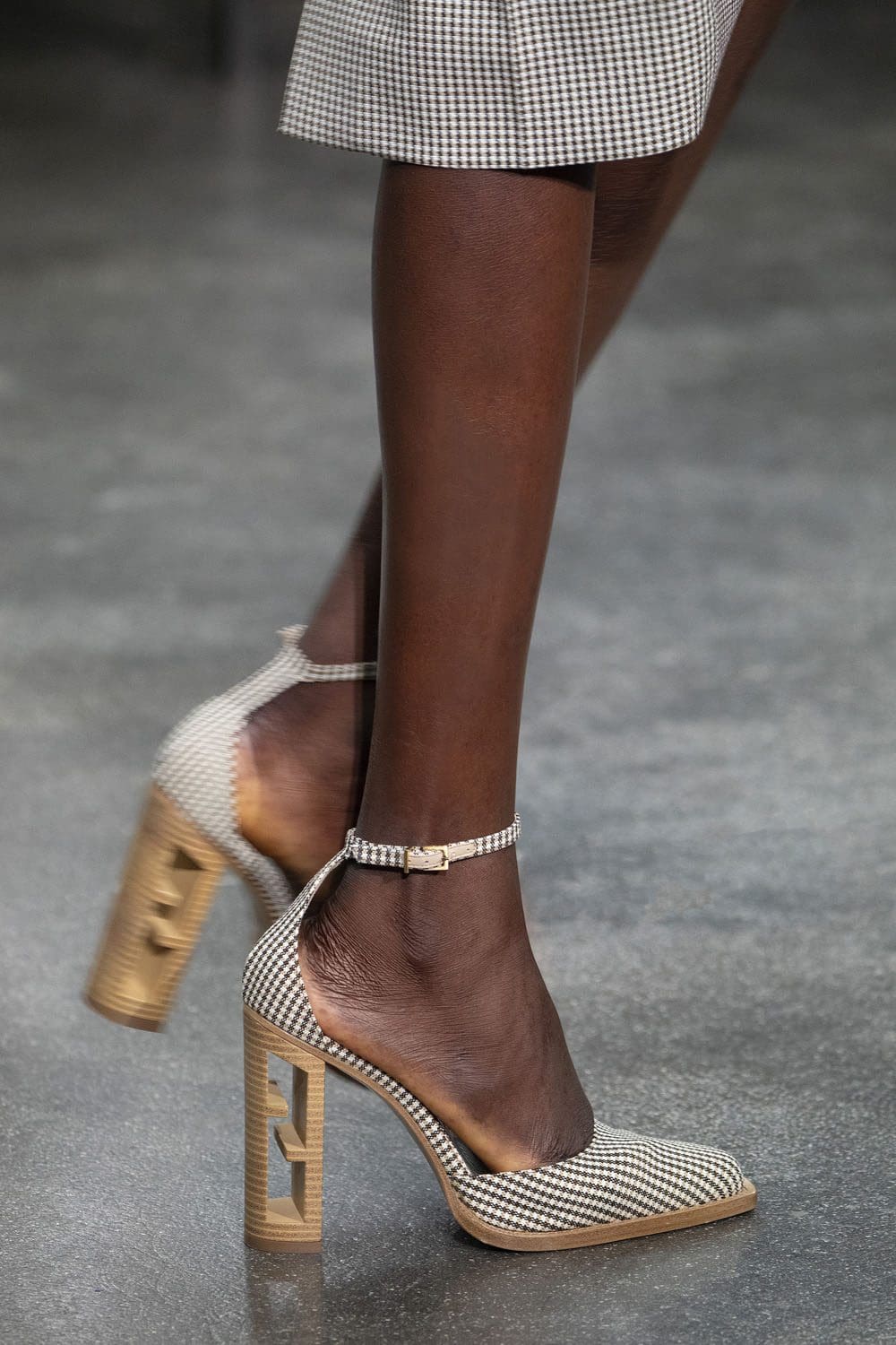 Fendi 2022-2023 秋冬特写细节配饰 Runway 杂志
