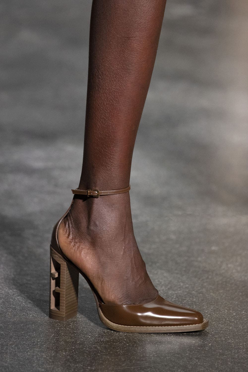 Fendi 2022-2023 秋冬特写细节配饰 Runway 杂志