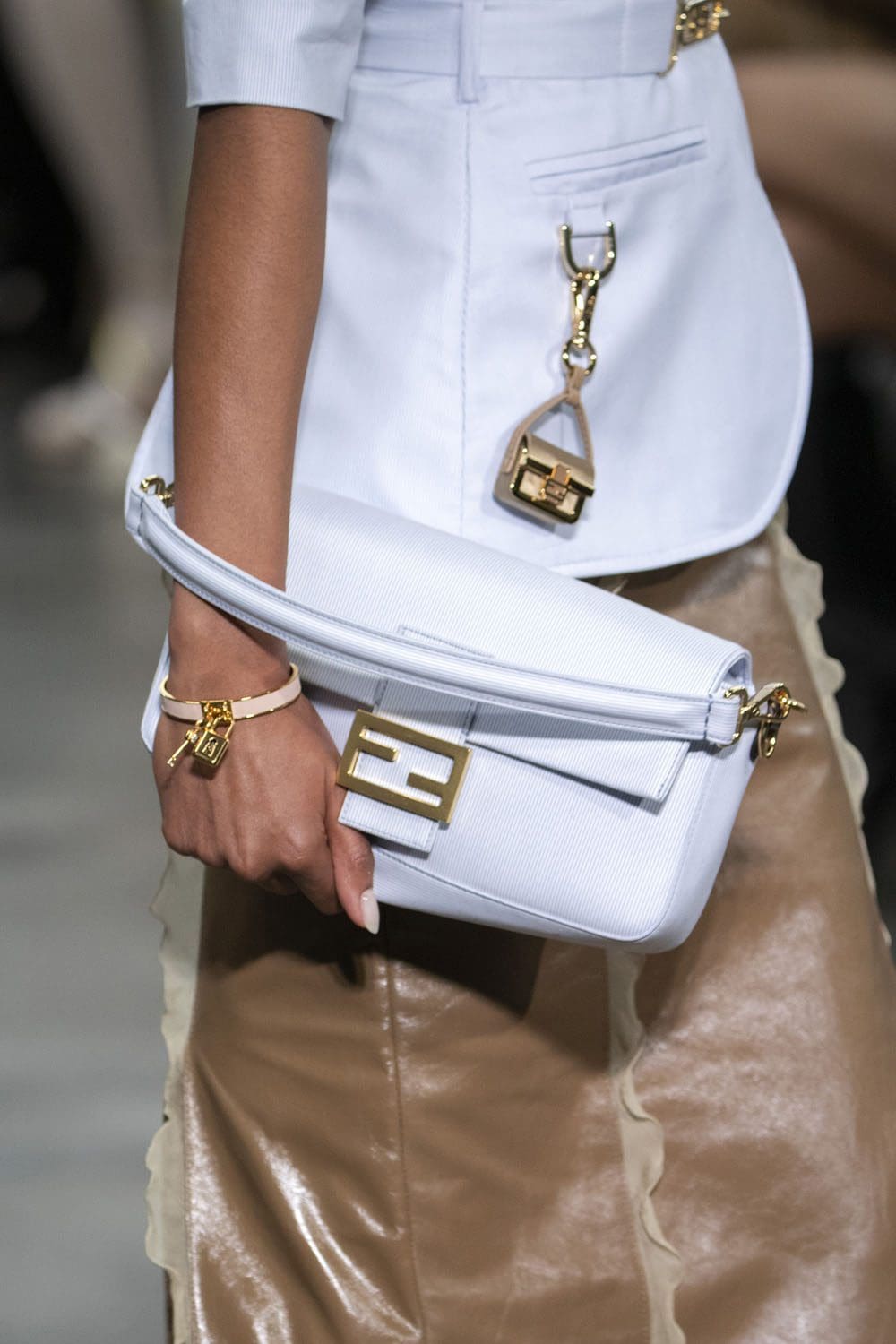 Fendi 2022-2023 秋冬特写细节配饰 Runway 杂志