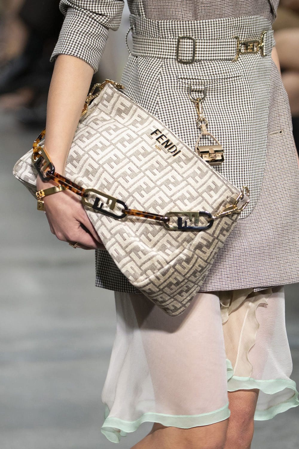 Fendi 2022-2023 秋冬特写细节配饰 Runway 杂志