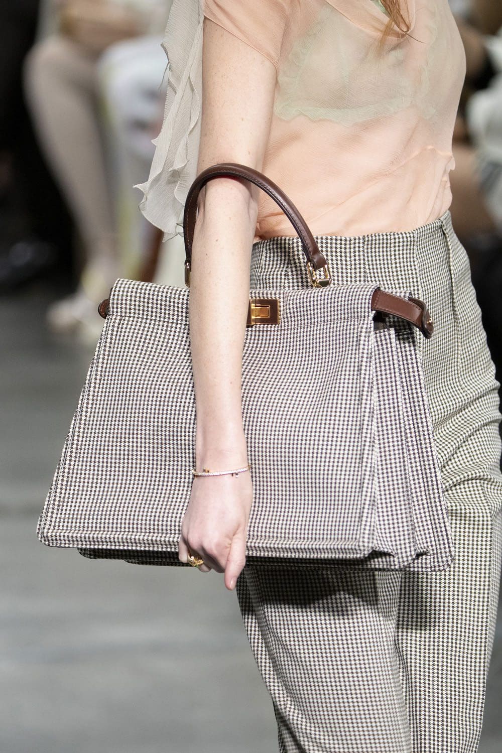 Fendi 2022-2023 秋冬特写细节配饰 Runway 杂志