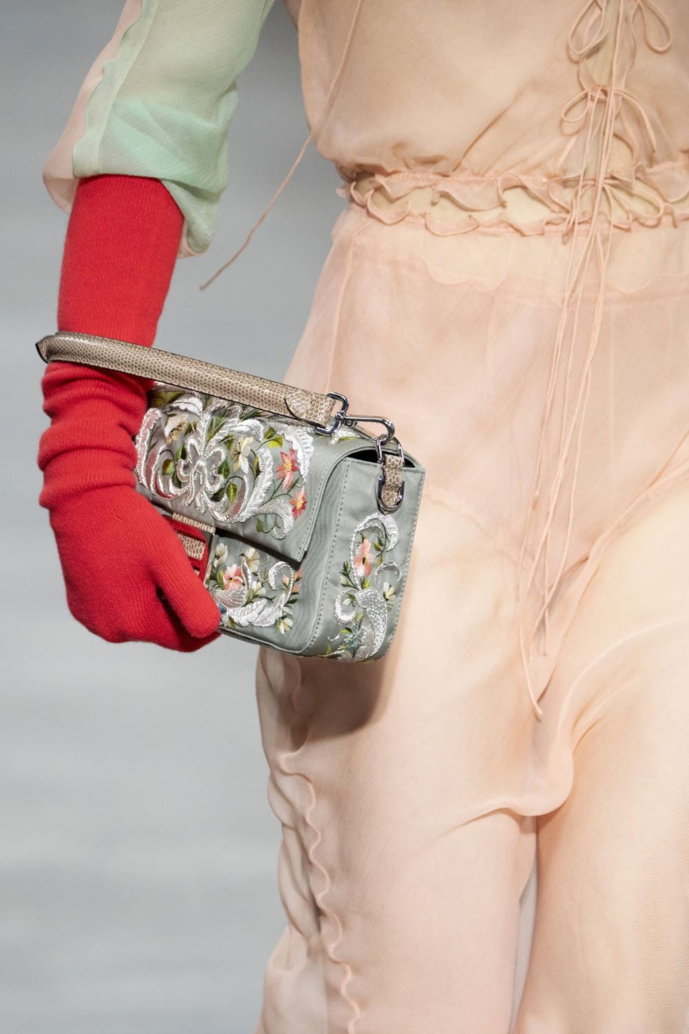 Fendi 2022-2023 秋冬特写细节配饰 Runway 杂志