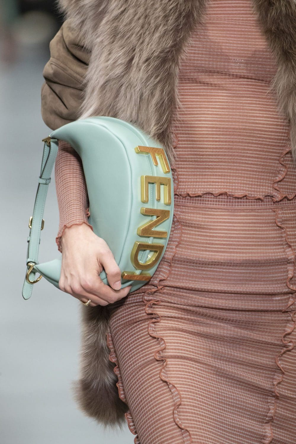 Fendi 2022-2023 秋冬特写细节配饰 Runway 杂志