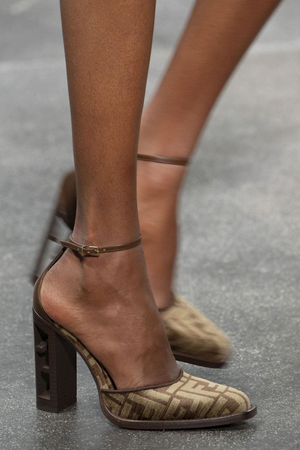 Fendi 2022-2023 秋冬特写细节配饰 Runway 杂志