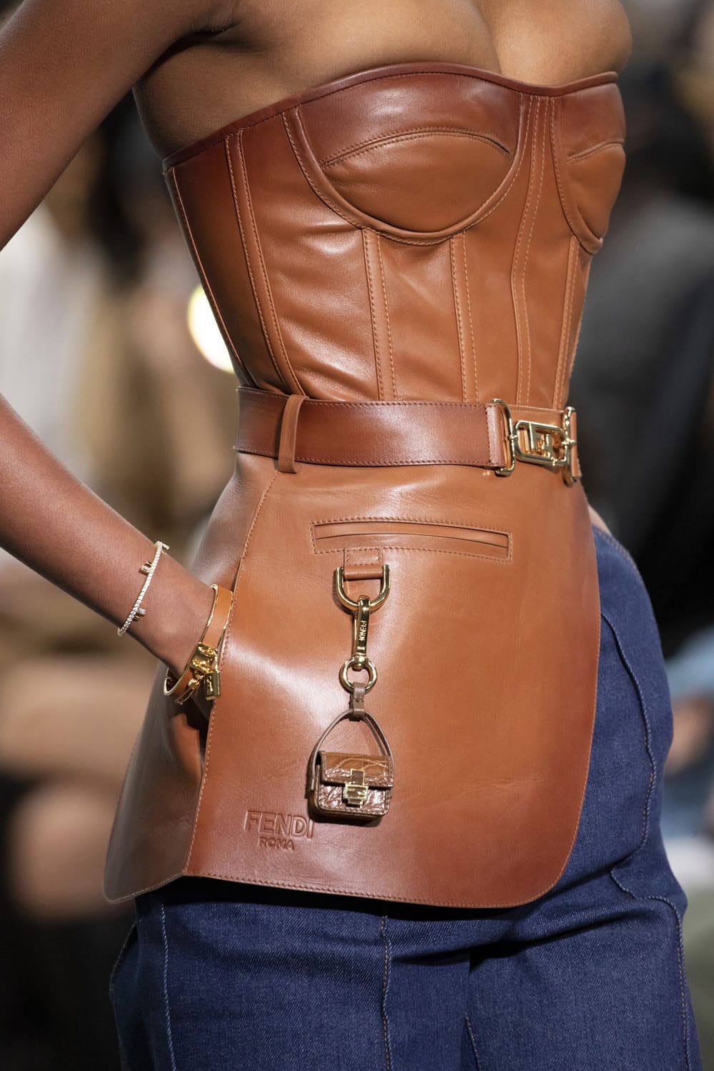 Fendi 2022-2023 秋冬特写细节配饰 Runway 杂志