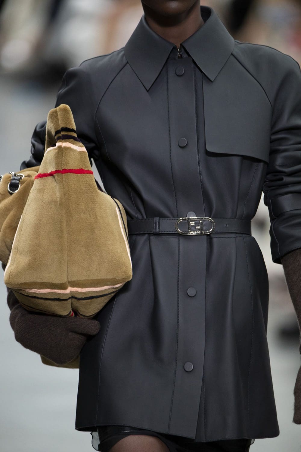 Fendi 2022-2023 秋冬特写细节配饰 Runway 杂志