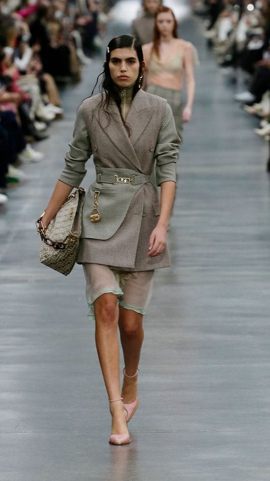 Fendi Outono Inverno 2022-2023 Milão Runway revista