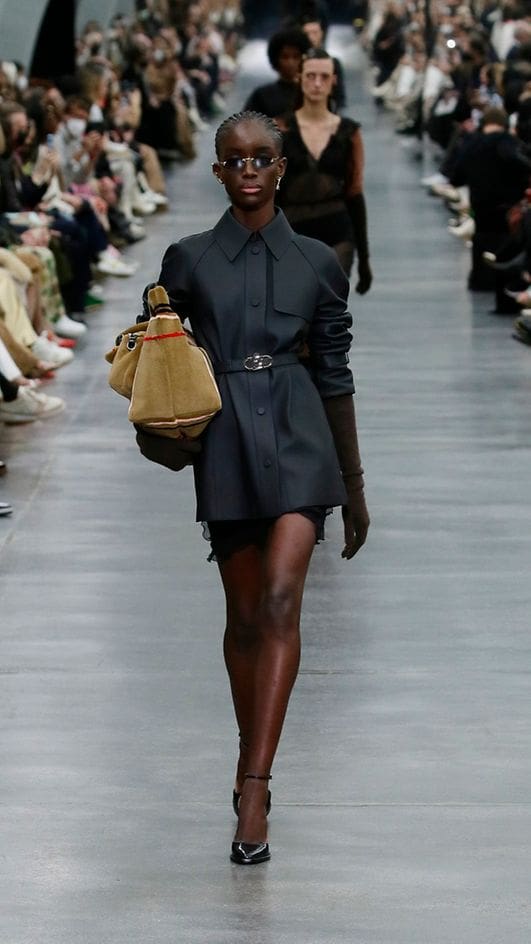Fendi Outono Inverno 2022-2023 Milão Runway revista