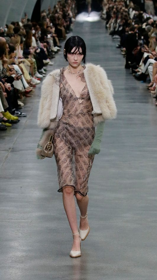 Fendi Outono Inverno 2022-2023 Milão Runway revista