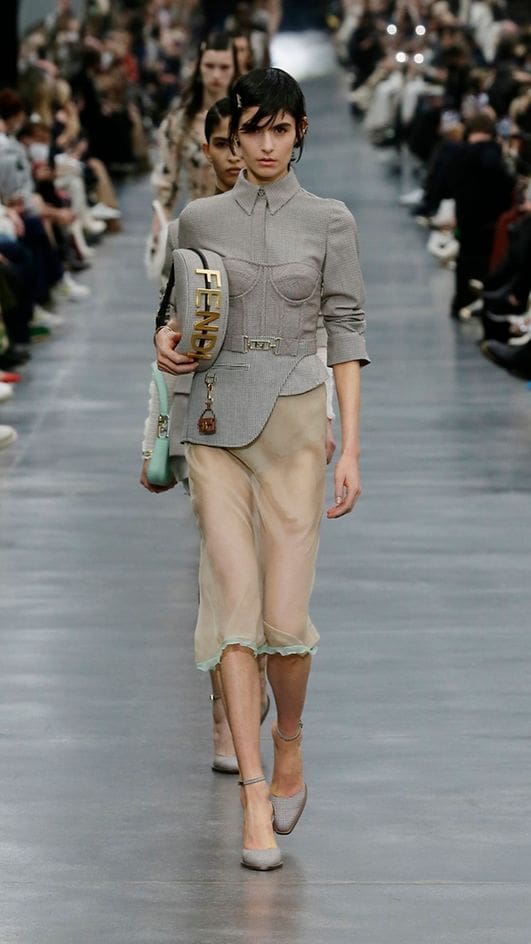 Fendi Outono Inverno 2022-2023 Milão Runway revista