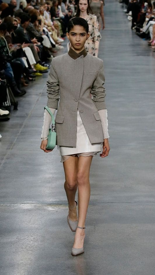 Fendi Outono Inverno 2022-2023 Milão Runway revista