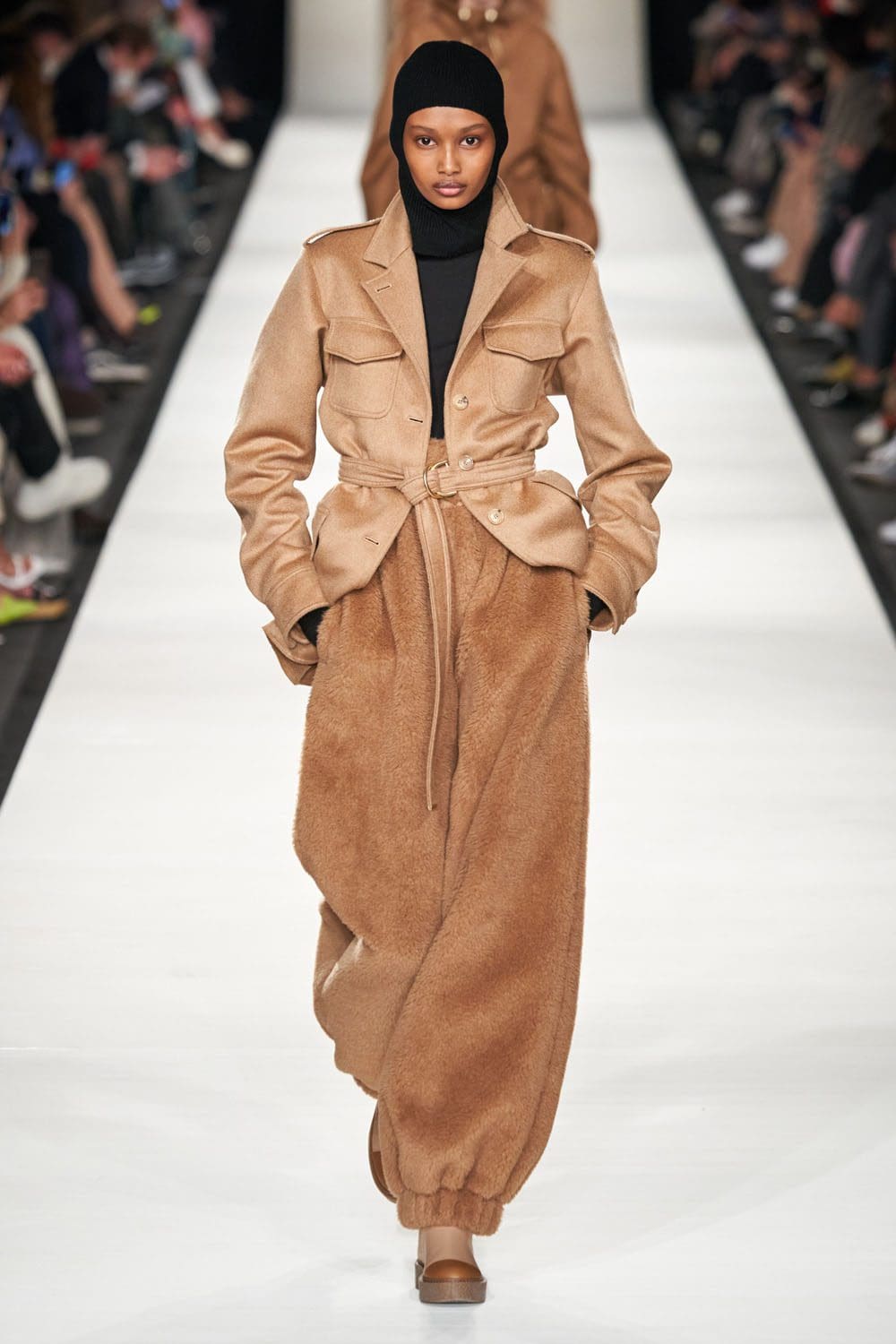Max Mara Осень Зима 2022-2023 Милан Runway Журнал