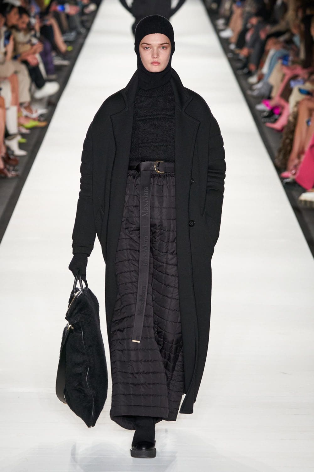 Max Mara Осень Зима 2022-2023 Милан Runway Журнал