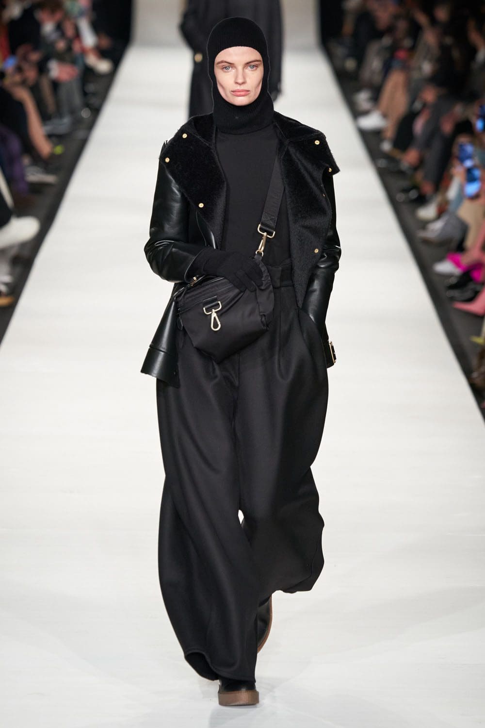 Max Mara Осень Зима 2022-2023 Милан Runway Журнал