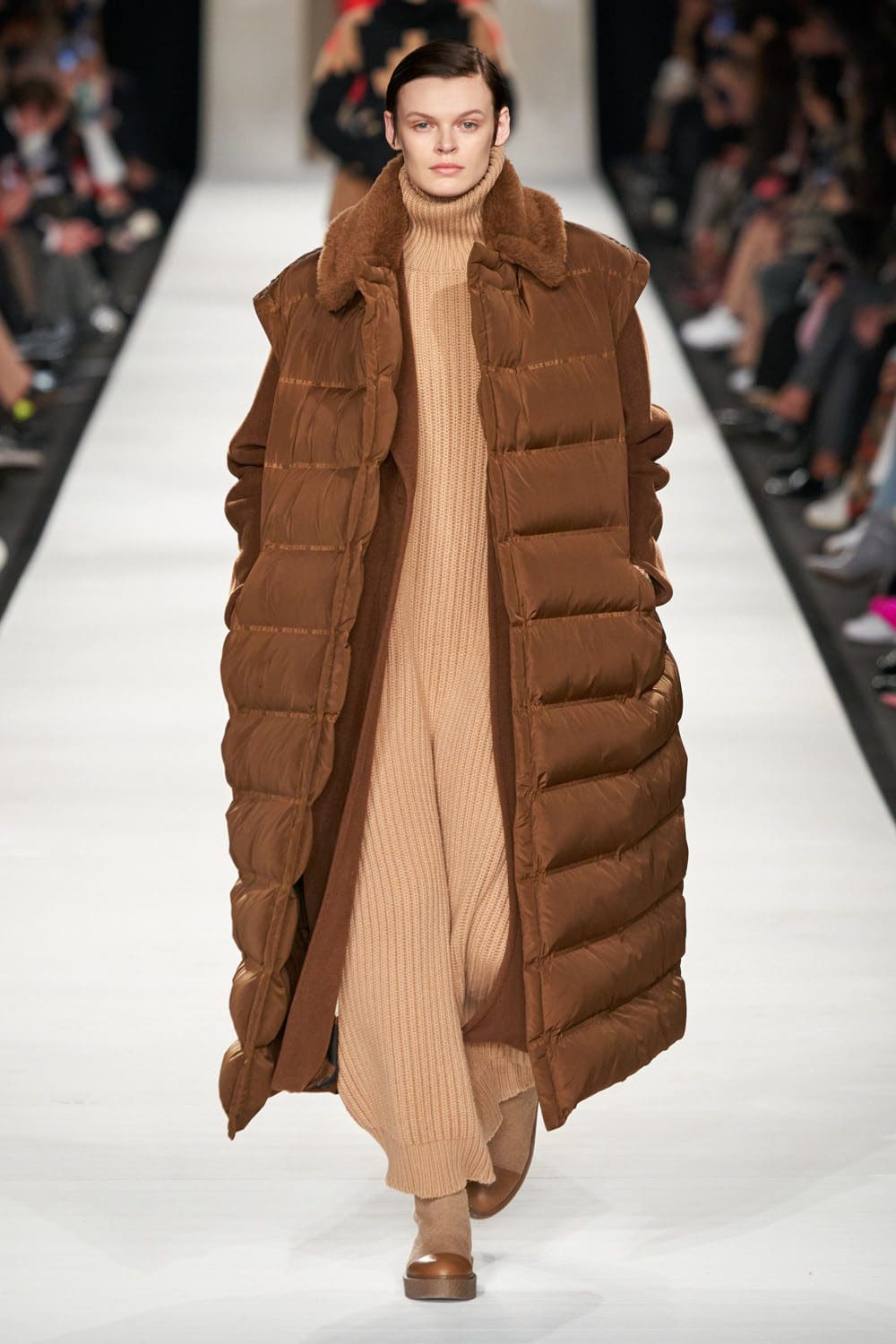 Max Mara Осень Зима 2022-2023 Милан Runway Журнал