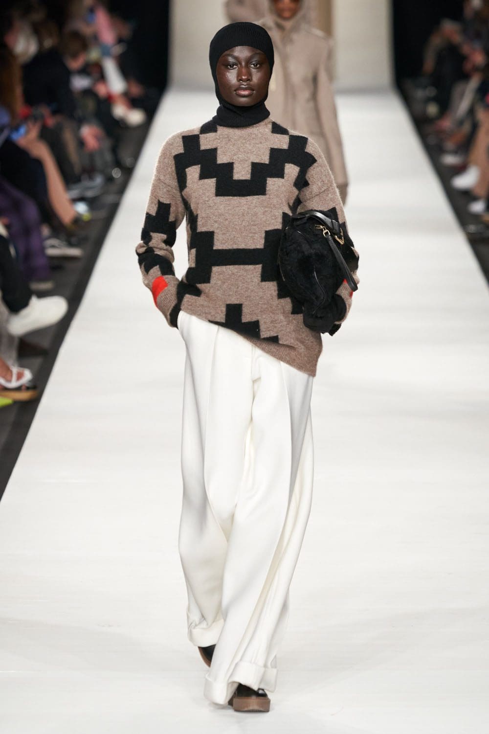 Max Mara Осень Зима 2022-2023 Милан Runway Журнал