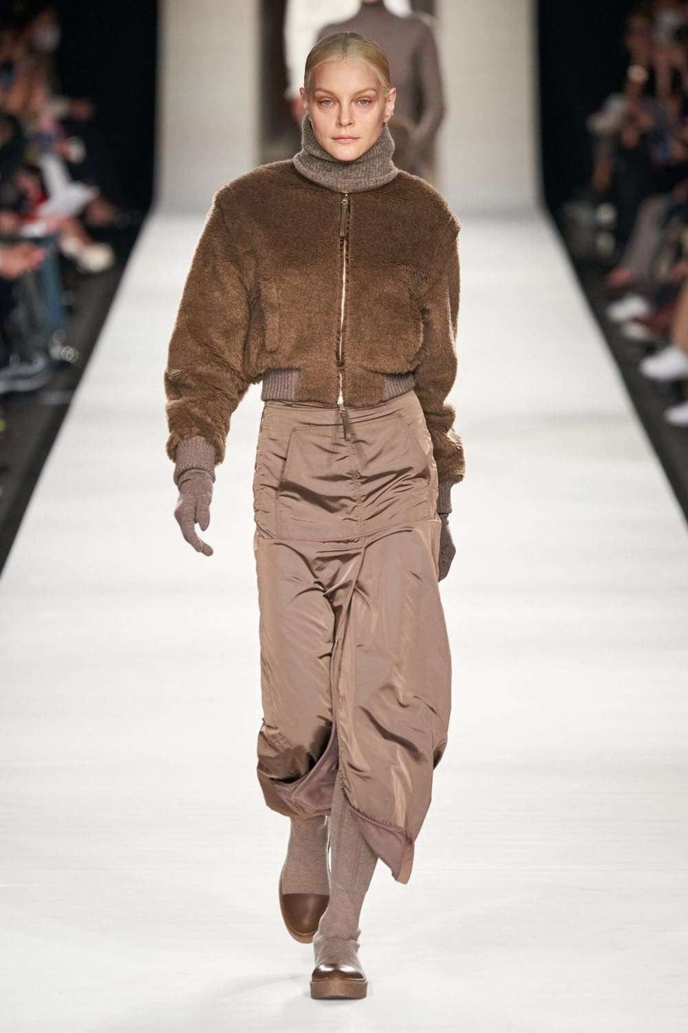 Max Mara Осень Зима 2022-2023 Милан Runway Журнал