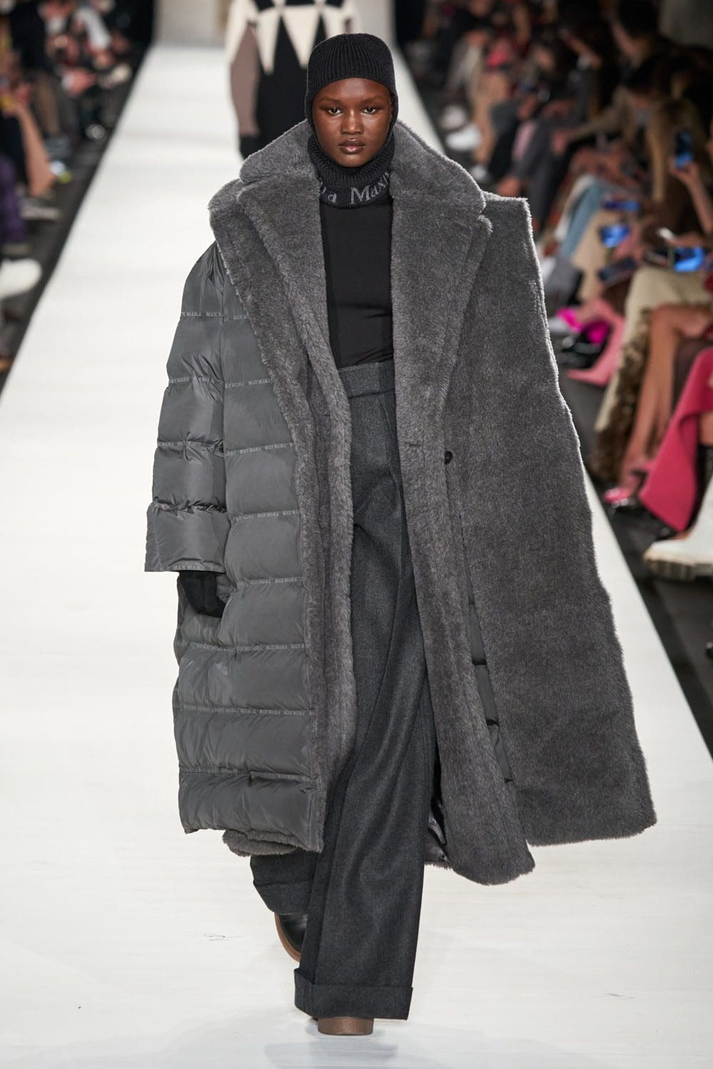 Max Mara Осень Зима 2022-2023 Милан Runway Журнал