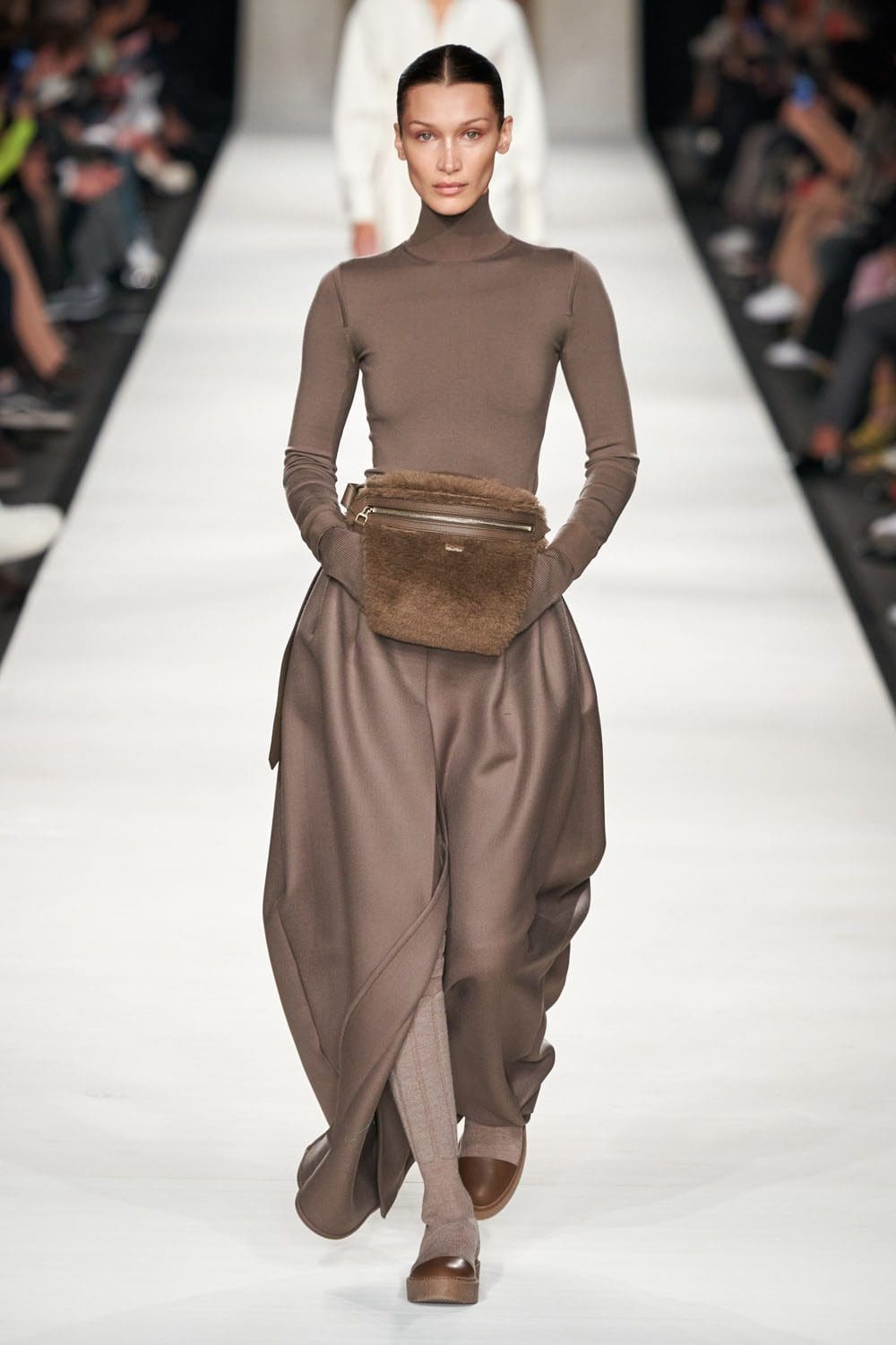 Max Mara Осень Зима 2022-2023 Милан Runway Журнал