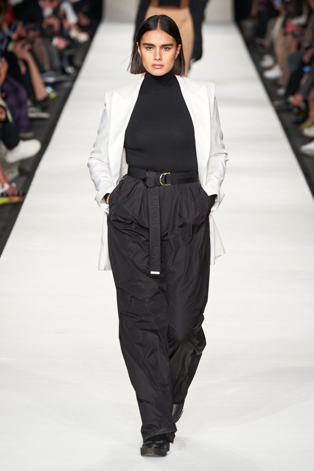 Max Mara Осень Зима 2022-2023 Милан Runway Журнал