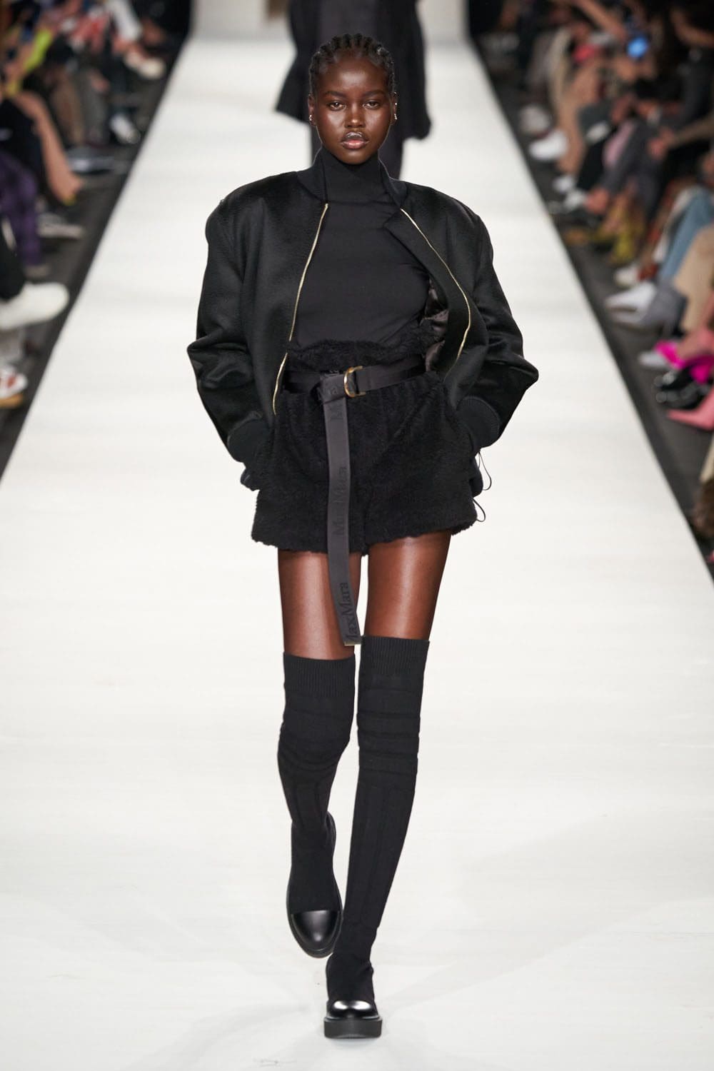 Max Mara Осень Зима 2022-2023 Милан Runway Журнал