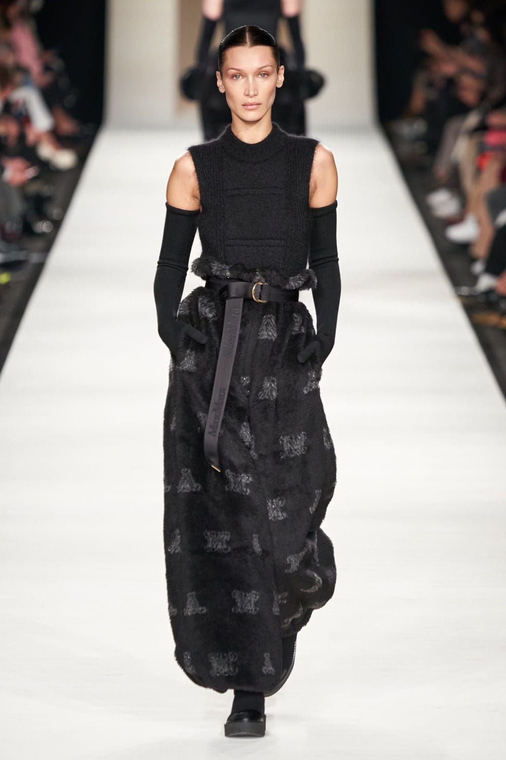 Max Mara Осень Зима 2022-2023 Милан Runway Журнал