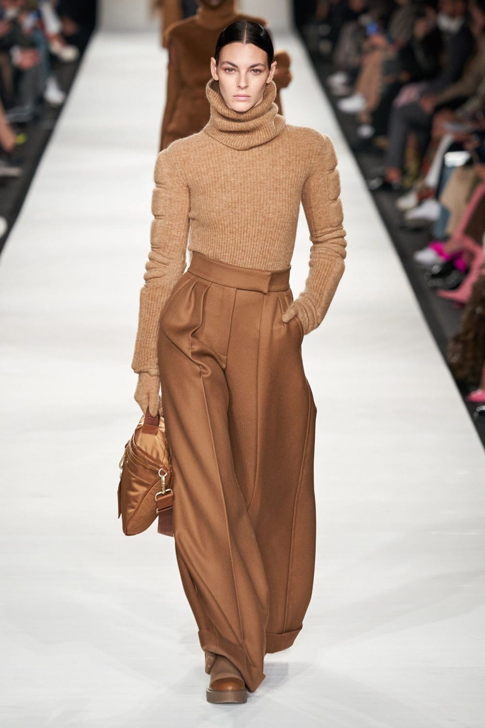 Max Mara Осень Зима 2022-2023 Милан Runway Журнал