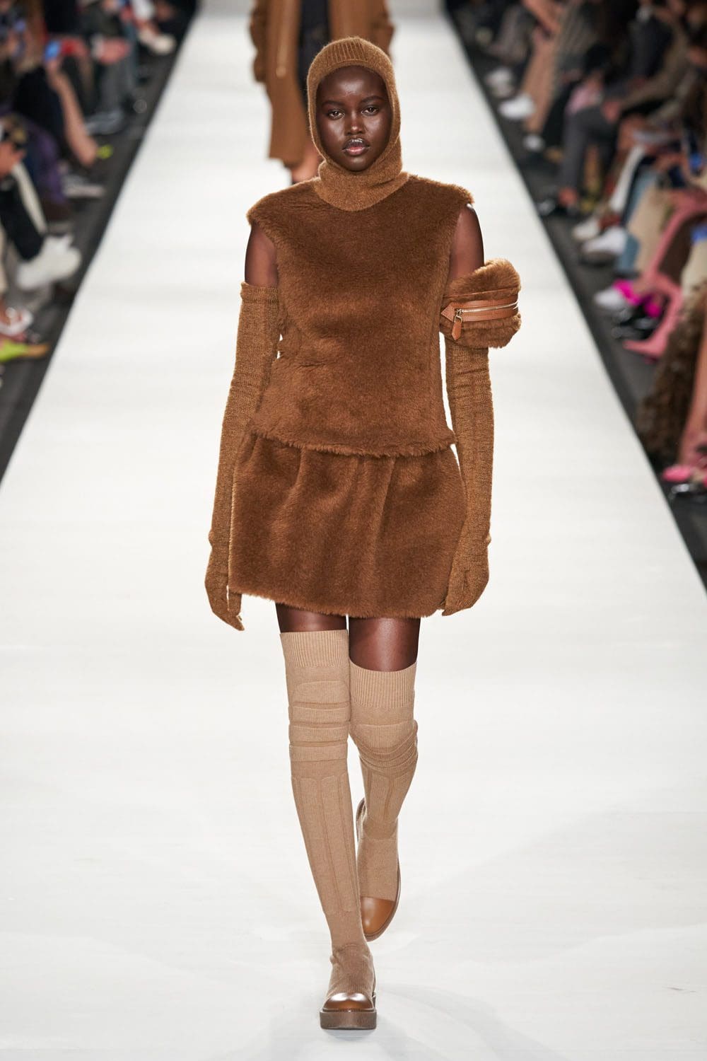 Max Mara Осень Зима 2022-2023 Милан Runway Журнал