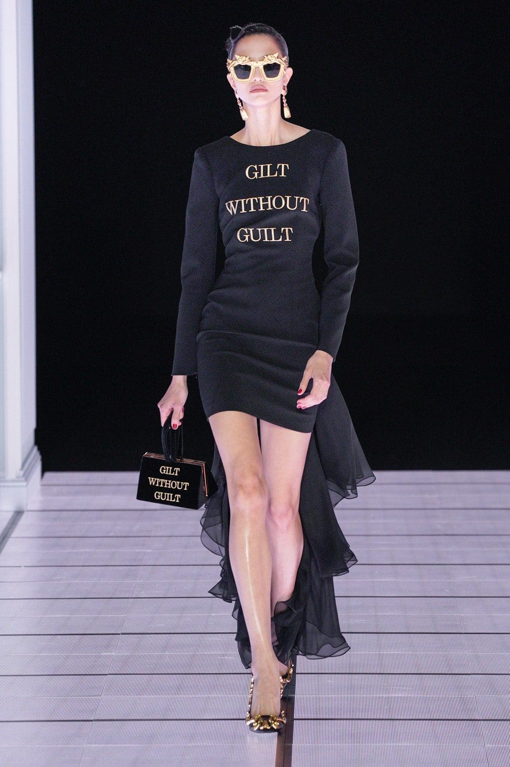 Moschino Outono Inverno 2022-2023 Milão Runway revista