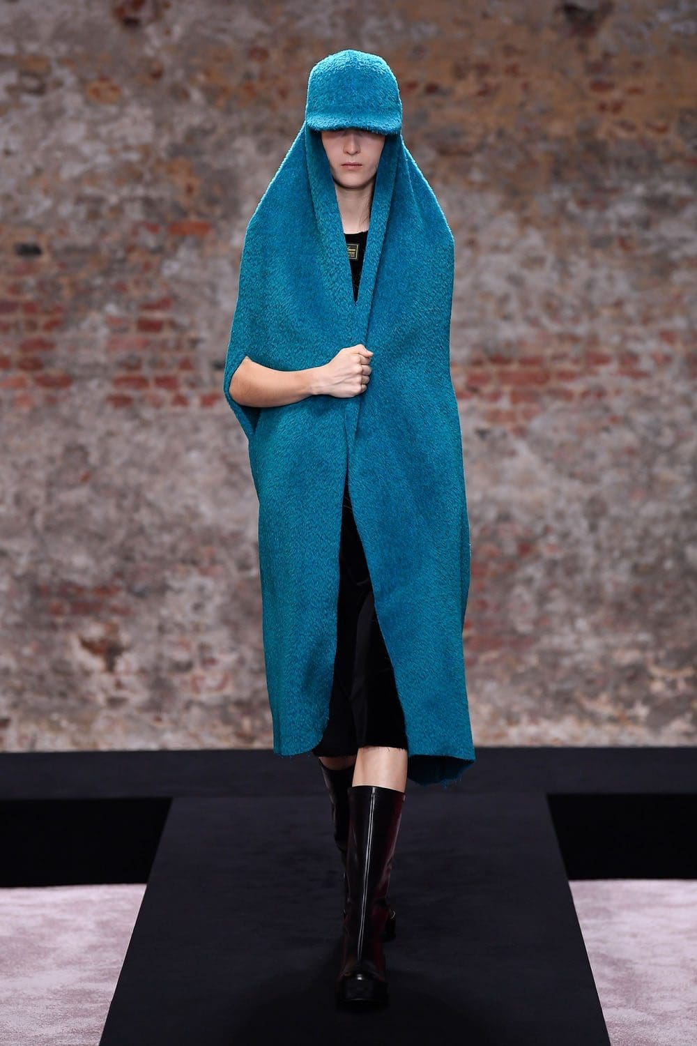 Raf Simons Autunno Inverno 2022-2023 Londra di RUNWAY MAGAZINE