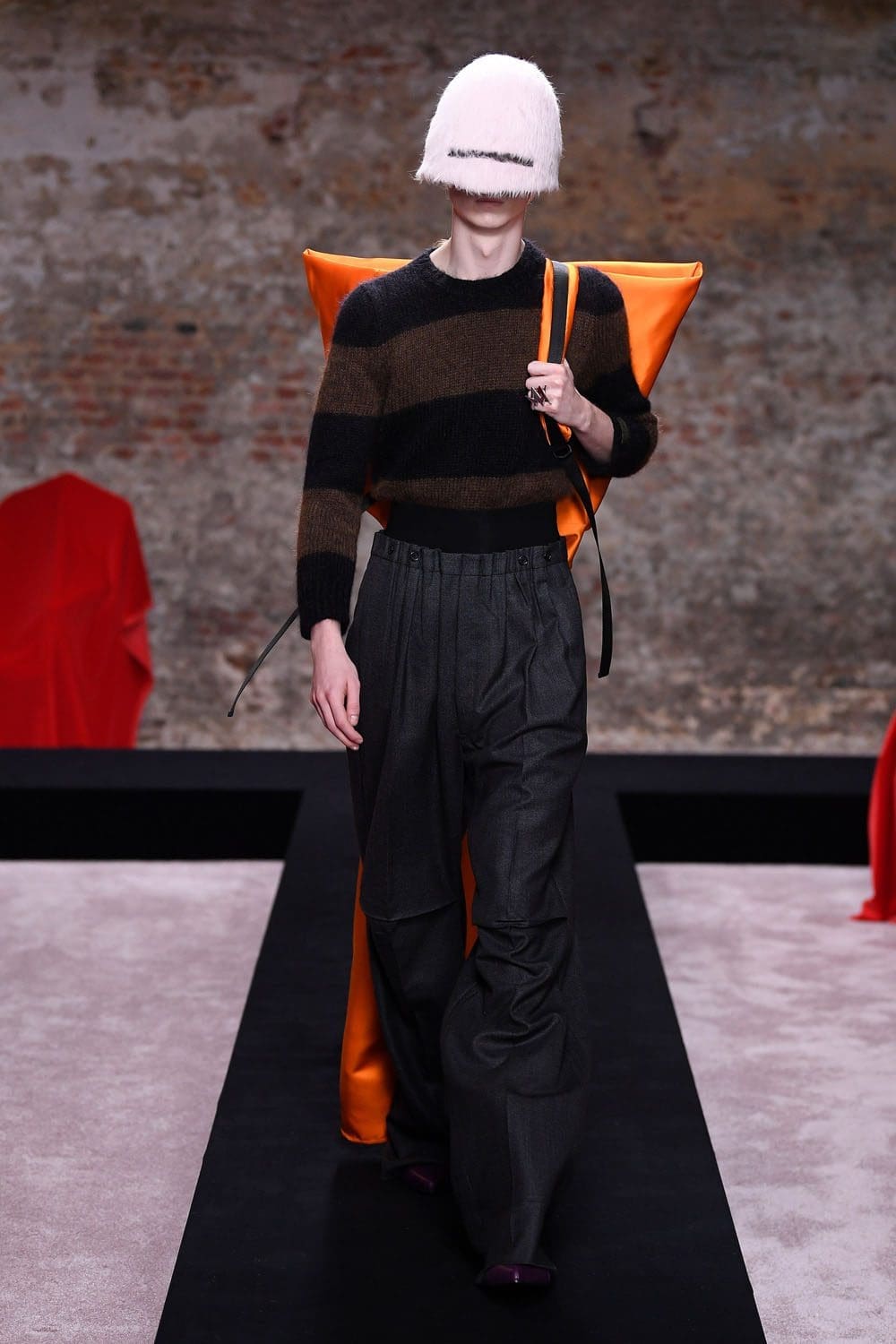 Raf Simons Autunno Inverno 2022-2023 Londra di RUNWAY MAGAZINE