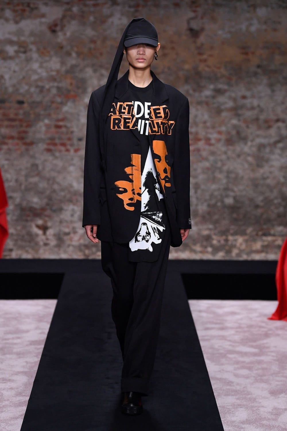 Raf Simons Autunno Inverno 2022-2023 Londra di RUNWAY MAGAZINE